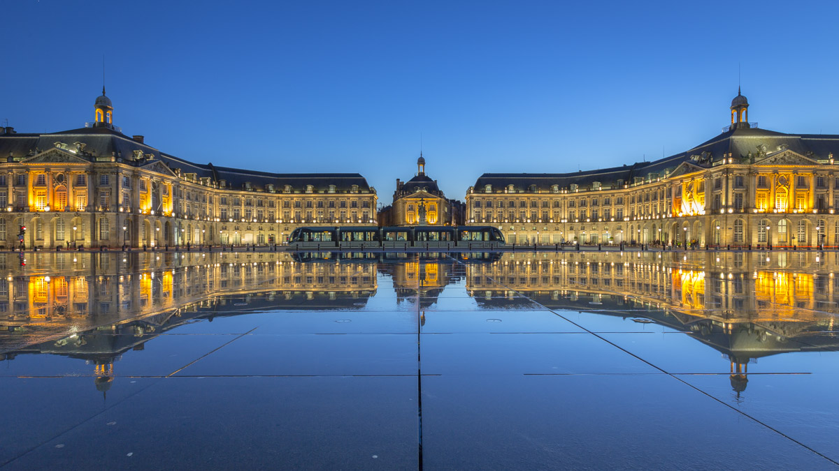La place de la Bourse à Bordeaux et son miroir d'eau à la tombée de la nuit